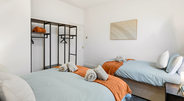 House - Sleeps 6 - On Street Parking, Забронировать Отель Отели Англии 3 звезды, 3*