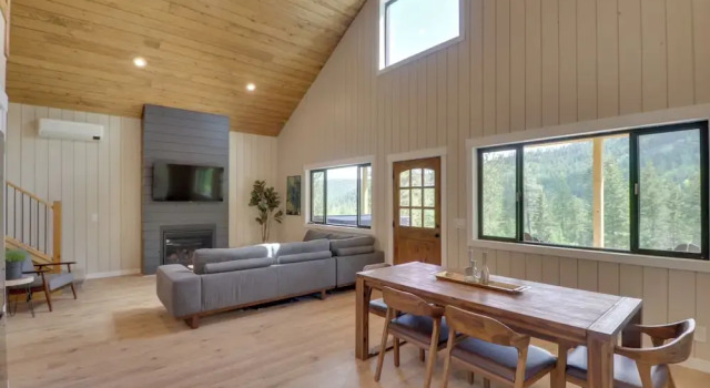 Коттедж Lakeside Cabin w/ Hot Tub: 3 Mi to Flathead Lake!