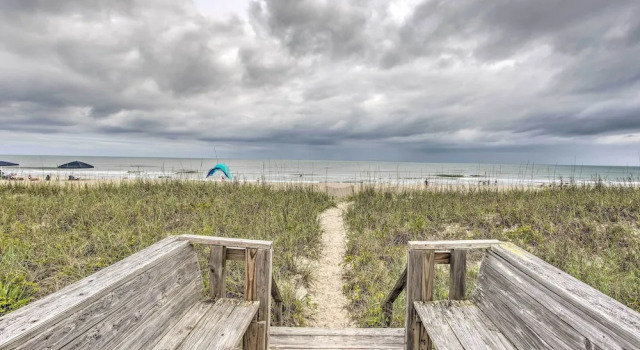 Rustic Beachfront Cottage w/ Deck & Boardwalk