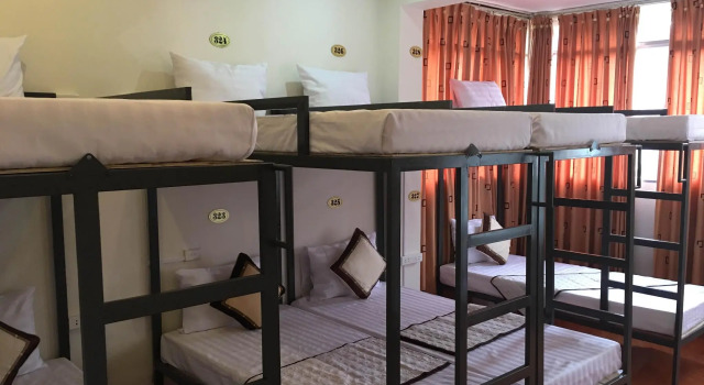 Кровать в общем номере с красивым видом из окна Funky Jungle Hostel