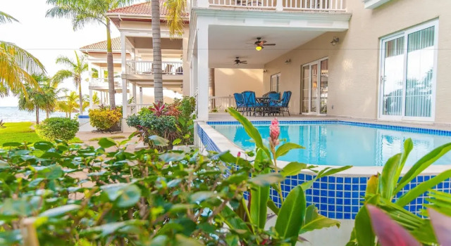 Lawson Rock Parrotfish 106, Book Hotel 4-stjernede hoteller i Roatan, 4*