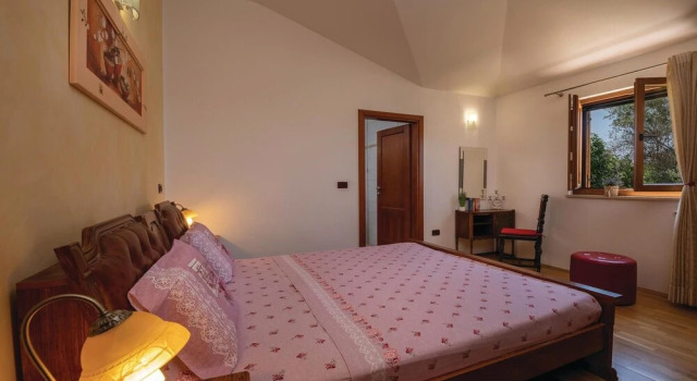 Nice Home in Tar with Hot Tub, WiFi & 4 Bedrooms, Book Hotel Hoteller i Tar med pool, Swimmingpool