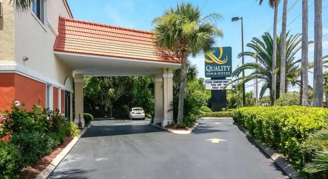 Кровать в общем номере Quality Inn & Suites St Augustine Beach Area