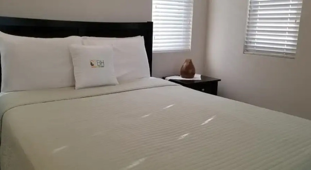 Апартаменты Luxury c 1 комнатой с балконом New Kingston Guest Apartment at Eight