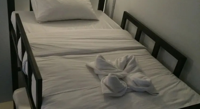 Кровать в общем номере The Metallic Hostel