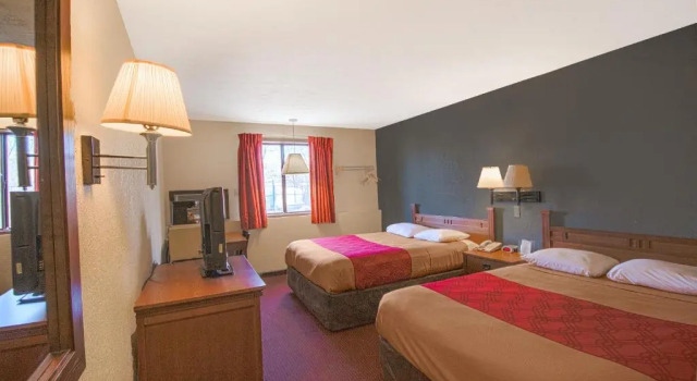 Четырёхместный номер Standard Econo Lodge Junction City I-70 Near Fort Riley