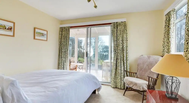 Large Holiday Home With View of the Beach and Sea, With its own Terrace, Book Hotel Wiseman's Bridge Glamorgan