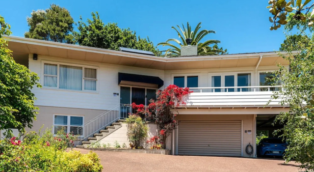 White house walk to beach, Buchen Sie Hotel North Auckland 