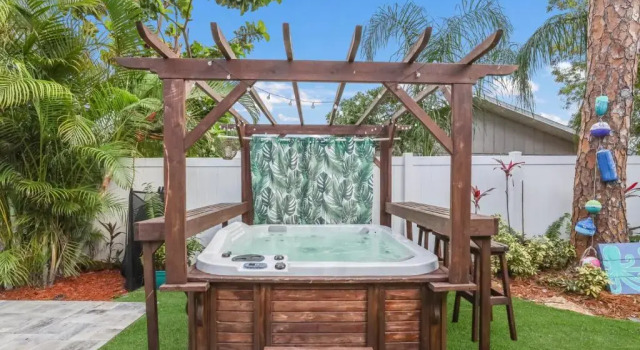 Вилла Oasis backyard with hot tub 4/2 close to the beach