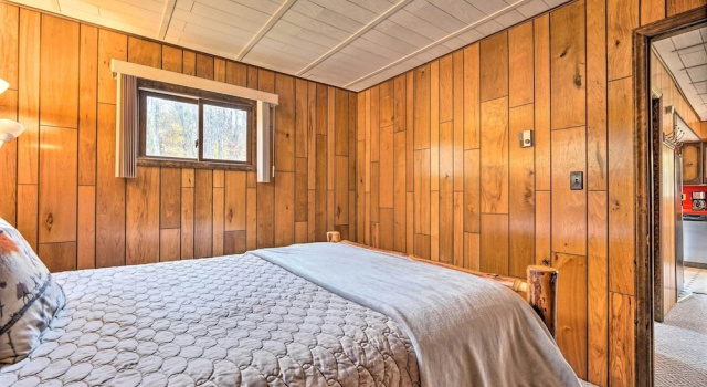Коттедж с 3 комнатами North Creek Chalet w/ Fire Pit Near Gore Mountain!