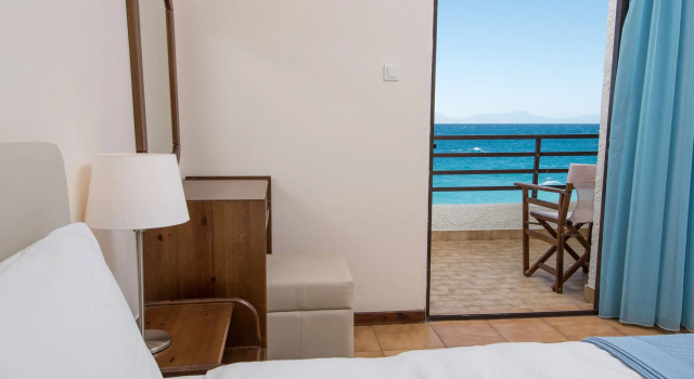Lido Hotel, Rezerwuj Hotel Hotele w Corinthia z basenem, Basen
