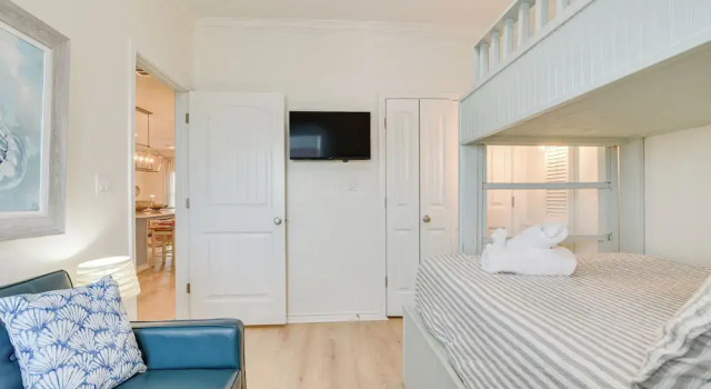 Steps to Beach: Pet-friendly Crystal Beach Home, Rezerwuj Dom wakacyjny Hotele w Crystal Beach z parkingiem, Parking