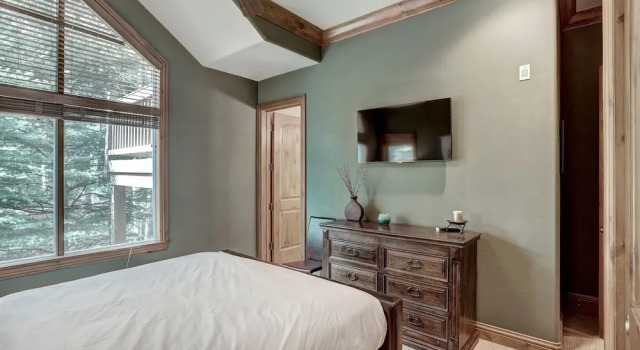4br Plus Den Platinum Townhome, Walk To Lift 4 Bedroom Townhouse by RedAwning