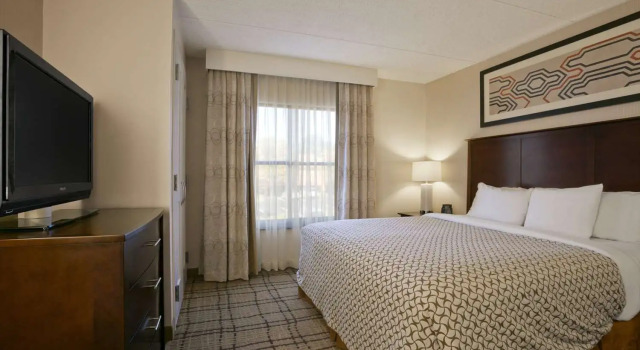 Двухместный люкс с 2 комнатами Embassy Suites by Hilton Cleveland Beachwood