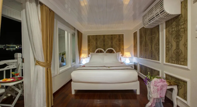 Двухместный номер Standard с балконом и с видом на океан Signature Royal Halong Cruise