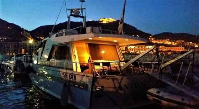 Yacht Akhir Cruise - Amazing Boat At Salerno'S Port With 3 Bedrooms An