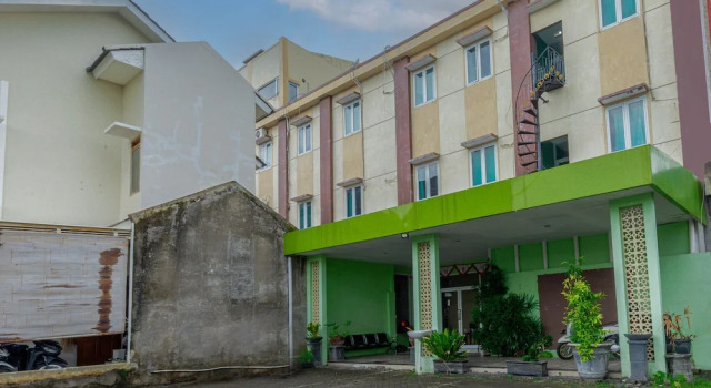 Hotel D'Madinah Inn - Gentan, Rezervovat Hotel Solo Central Java