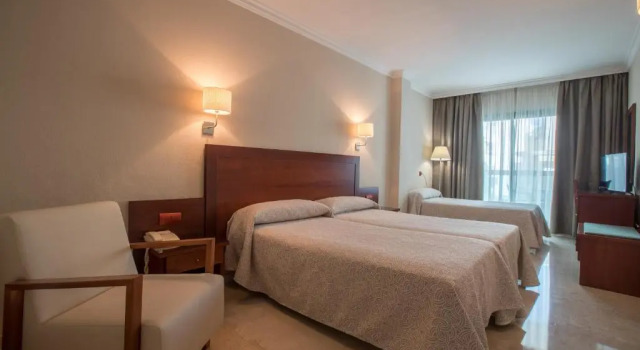 Трёхместный номер Standard Hotel Torremar - Mares