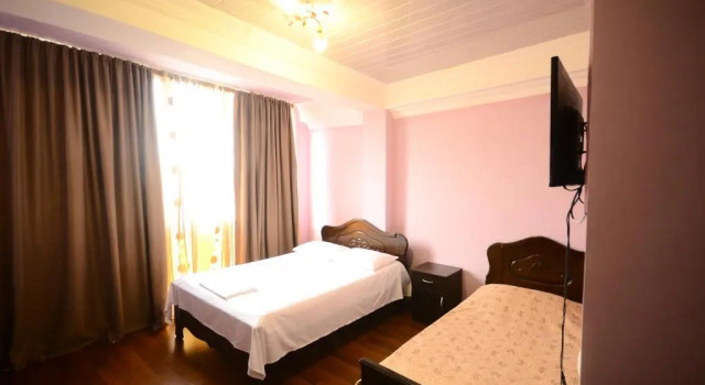 Hotel Peria, Забронировать Отель Отели Батуми с парковкой, рядом с Фонтан Нептуна, Парковка