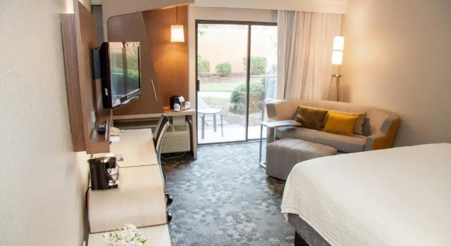 Двухместный номер с балконом Courtyard by Marriott Rocky Mount