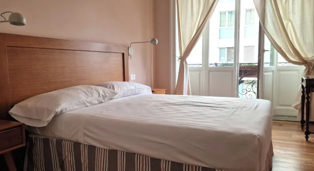 B&B Residenza Cavour, Buchen Sie Bed & Breakfast Hotels in Como mit Frühstück, in der Nähe von Torre del Comune, Frühstück