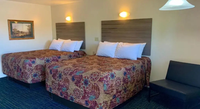 Четырёхместный номер Standard Kingsway Inn