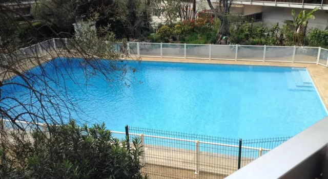 Apartment with One Bedroom in Antibes, with Wonderful Sea View, Shared Pool, Furnished Terrace, Забронировать Апартаменты/квартира Отели Антиб с парковкой, рядом с Antibes Archaeology Museum, Парковка