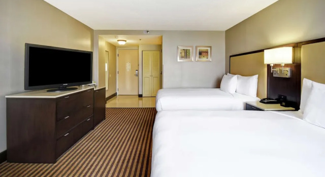 Четырёхместный номер Standard с красивым видом из окна DoubleTree by Hilton Pleasanton at The Club
