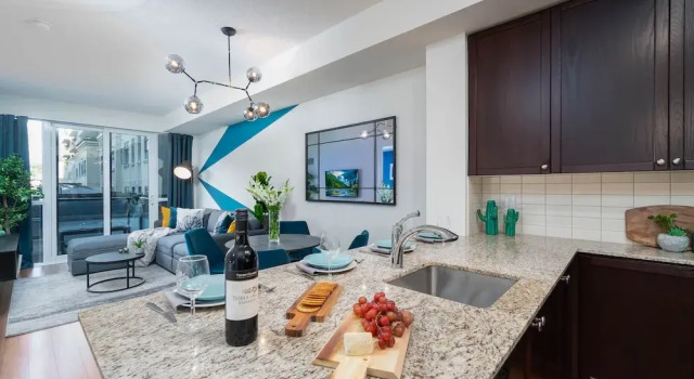 Номер Classic Peter St - Downtown Suite with Balcony