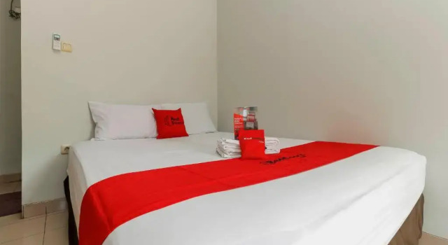 Двухместный номер Standard Reddoorz Plus @ Karet Pedurenan 3