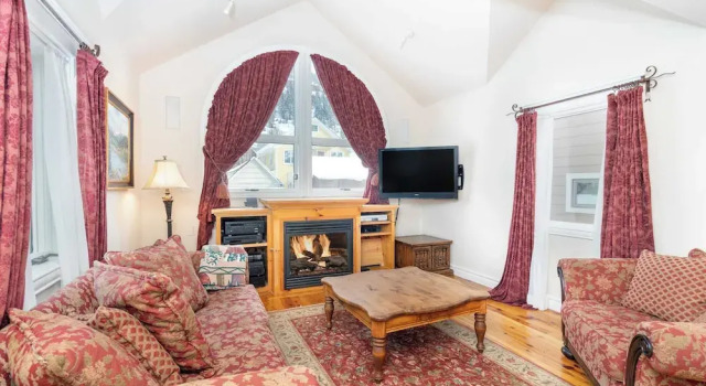 Апартаменты Hruza Hideout by Avantstay Walkable Location + Free Ski Shuttle, Mountain View