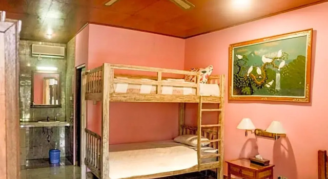 Кровать в общем номере Bhanuswari Resort & Spa