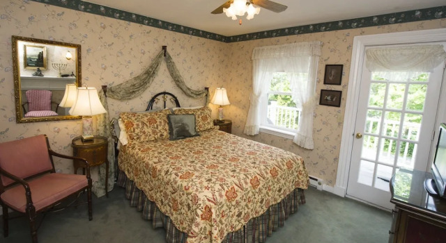 Annes White Columns Inn, Забронировать Отель Отели в центре Бар-Харбора с завтраком, отели в центре Бар-Харбора с завтраком