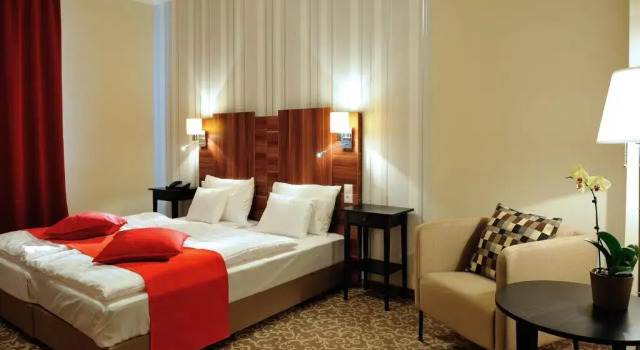 Номер Standard Corner Hotel & Kávéház