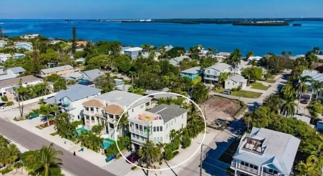 Коттедж Sunset Surf 2201 Ave C 6 Bedroom Home by RedAwning