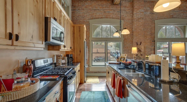 Апартаменты Updated Rustic-chic Condo on Ouray's Main Street!
