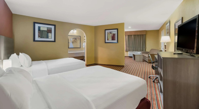 Четырёхместный люкс SureStay Hotel by Best Western Mt Pleasant