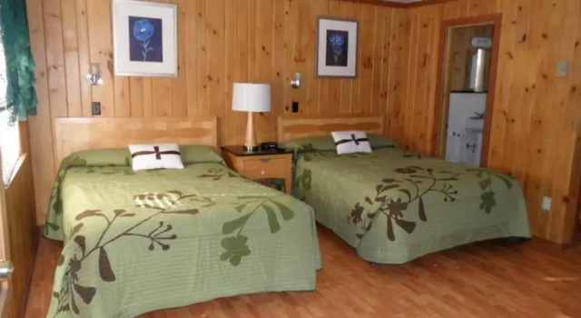 Seven Dwarfs Motel & Cabins, Забронировать Мотель Отели Лейк-Джордж с парковкой, рядом с Музей «Форт Уильям-Генри», Парковка