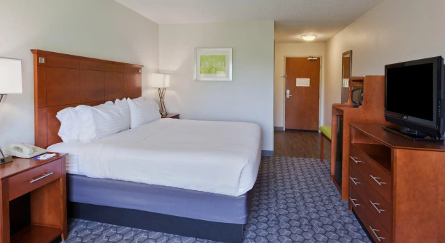 Люкс Holiday Inn Express Hotel & Suites Phenix City - Columbus by IHG