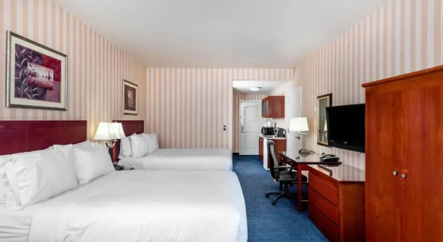 Четырёхместный номер Superior Holiday Inn Express & Suites Lathrop by IHG