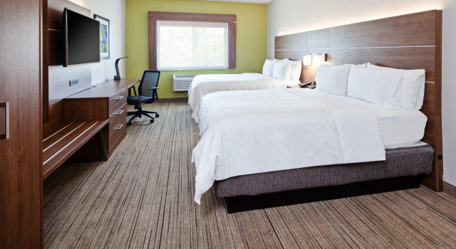 Четырёхместный номер Standard Holiday Inn Express & Suites - Tulare by IHG
