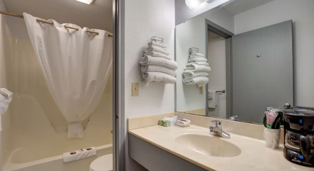 Двухместный номер Superior с балконом Howard Johnson by Wyndham Branson Theatre District