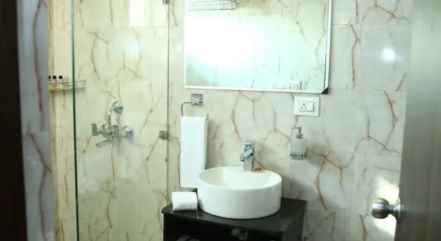 Люкс Deluxe Anandam Clarks Inn Suites Vrindavan