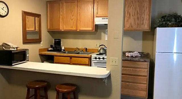 Студия Lakeshore Inn & Suites