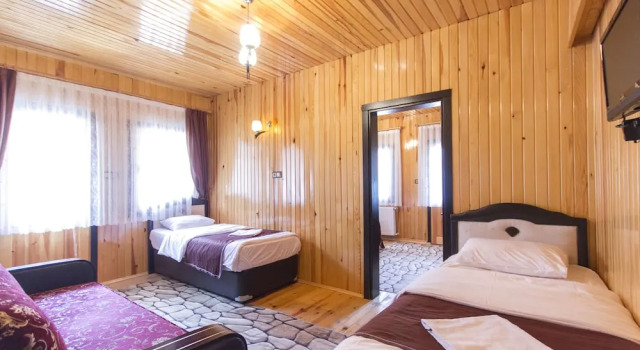 Четырёхместный номер Standard с балконом Meric Hotel