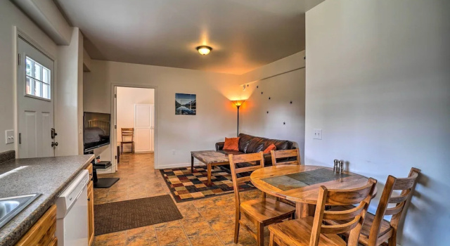 Коттедж с 2 комнатами с балконом Family Retreat ~ 8 Mi to Downtown + Bishops Beach!