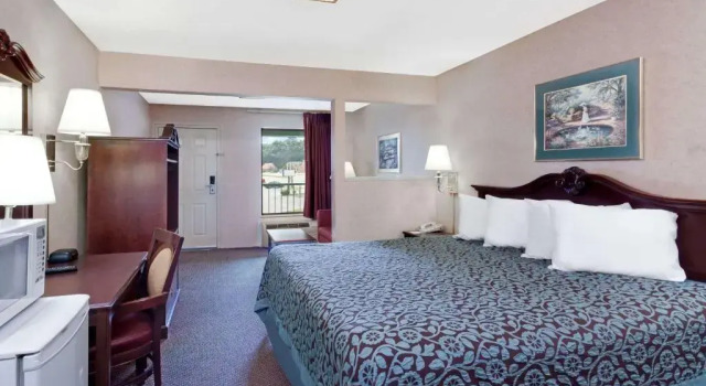 Люкс Deluxe Days Inn by Wyndham Morristown