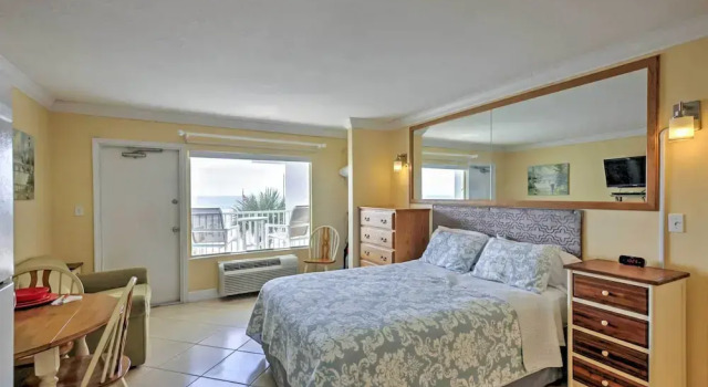 Апартаменты Daytona Beach Studio w/ Oceanfront Balcony & Pool!
