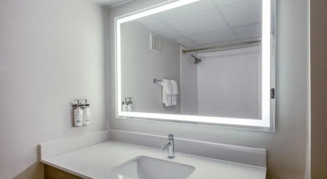 Четырёхместный люкс с 2 комнатами Holiday Inn Express & Suites Greensboro - I-40 atWendover by IHG