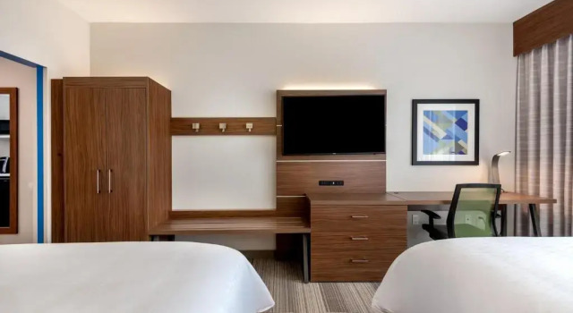 Четырёхместный номер Standard Holiday Inn Express & Suites Santa Ana - Orange County by IHG